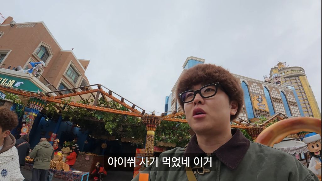 저렴한 가격에 전통의상을 사고 좋아한 여행유튜버 | 인스티즈