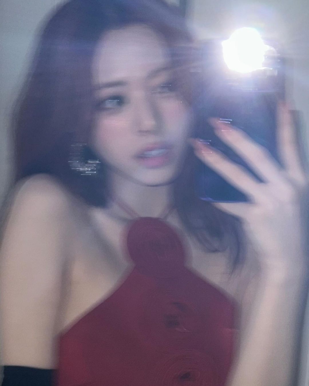 매혹적인 붉은 의상의 유나.gif | 인스티즈