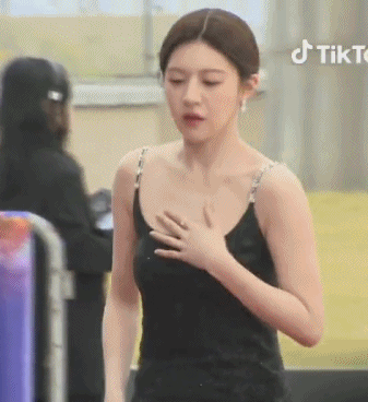 누가봐도 긴장해서 굳어버린 배우 고윤정 ㅋㅋㅋㅋ.jpgif | 인스티즈