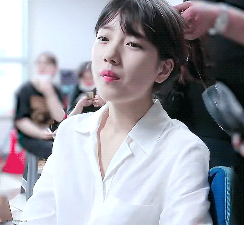 촬영 들어가기전 잠깨려고 계속 먹는 수지.gif | 인스티즈