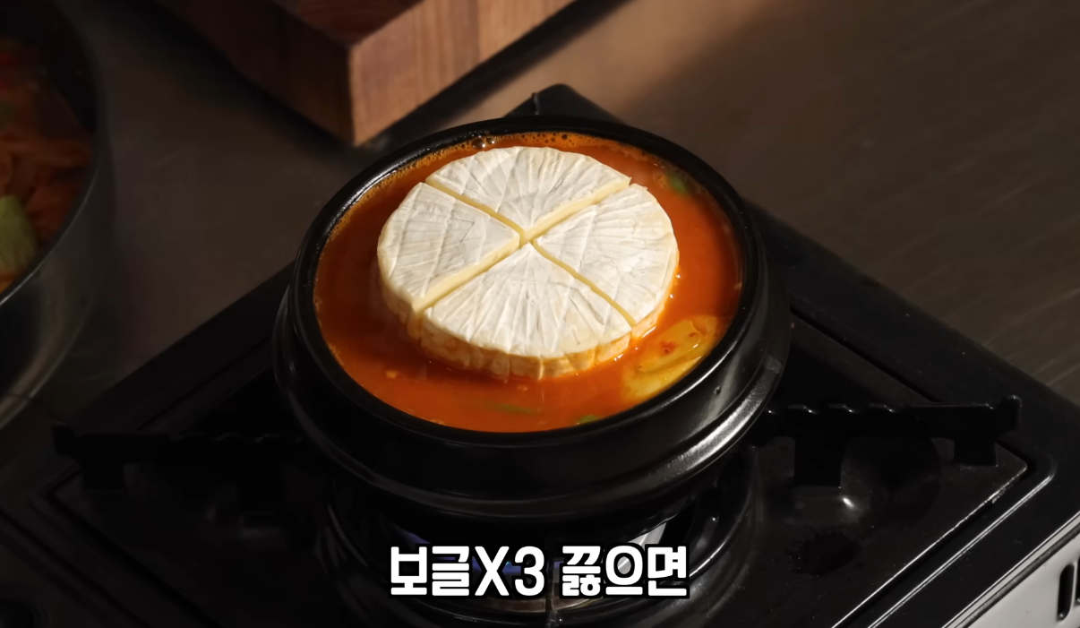 일본에서 유행 중인 까망베르 치즈 김치찌개 리뷰.jpg | 인스티즈