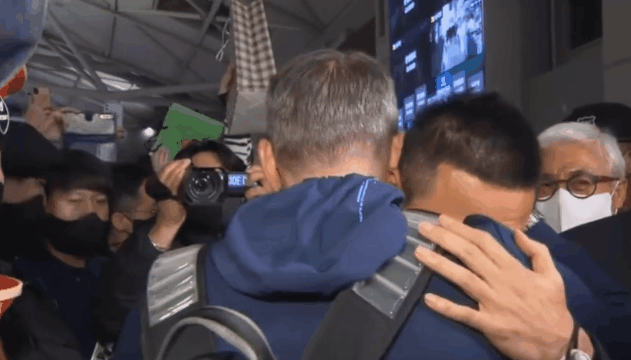 눈물 흘리며 출국하는 벤버지...gif | 인스티즈