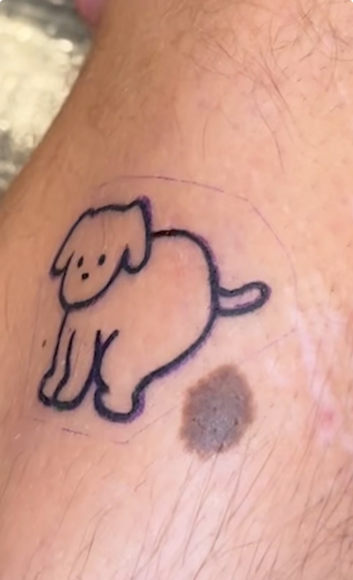 카드 게임에 져서 다리에 타투해야 했음... | 인스티즈