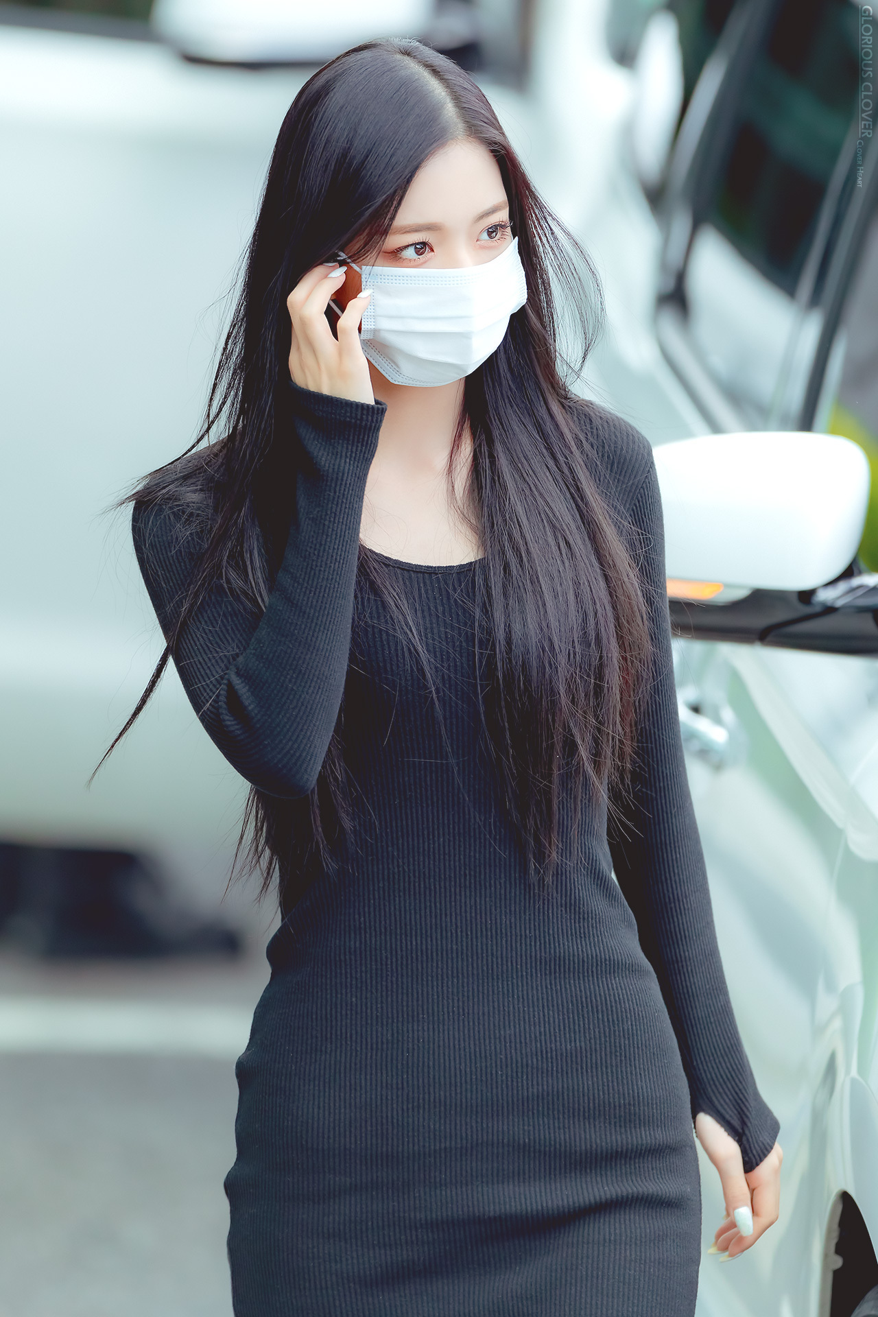 여자 손바닥 만한 프로미스나인 이채영 허리 