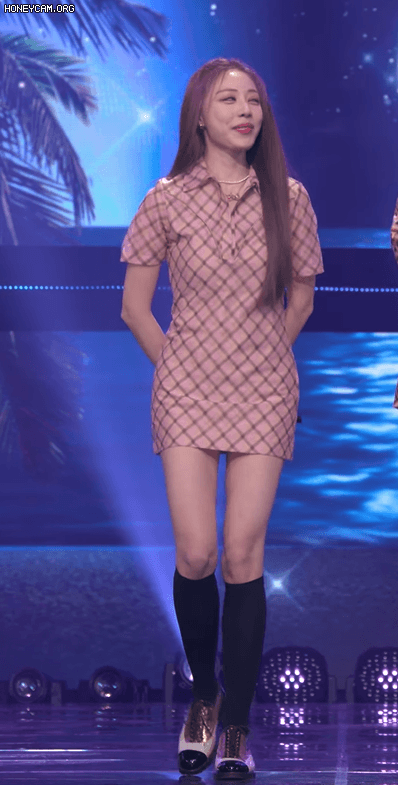 뮤직뱅크 계단 인증샷 찍은 mc민지 X 쁘걸 은지 | 인스티즈