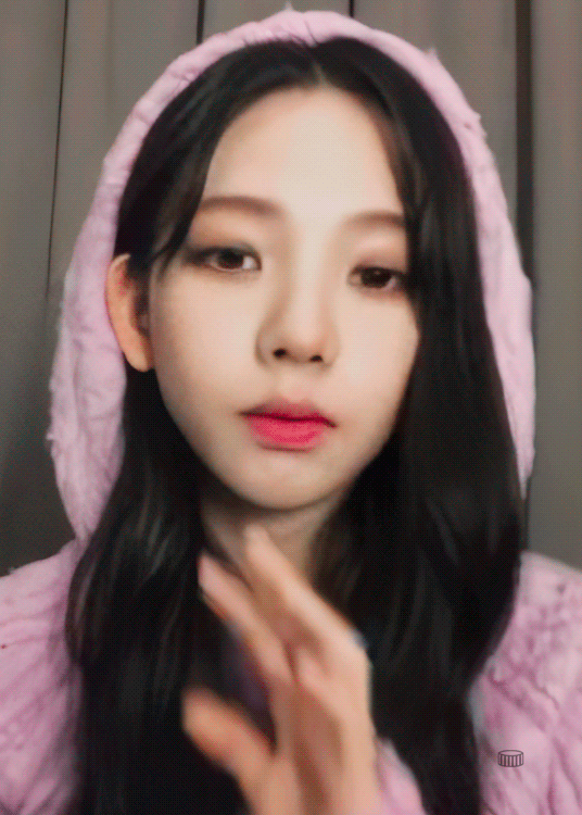 인스타 라이브하는 카리나.gif | 인스티즈