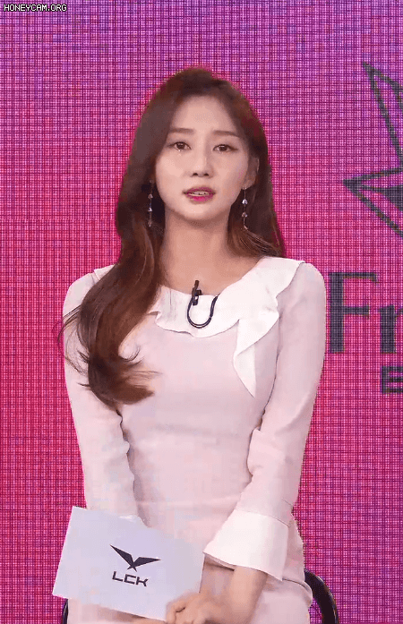 LCK 분석데스크 꽃사슴누나 윤수빈 아나운서.gif | 인스티즈