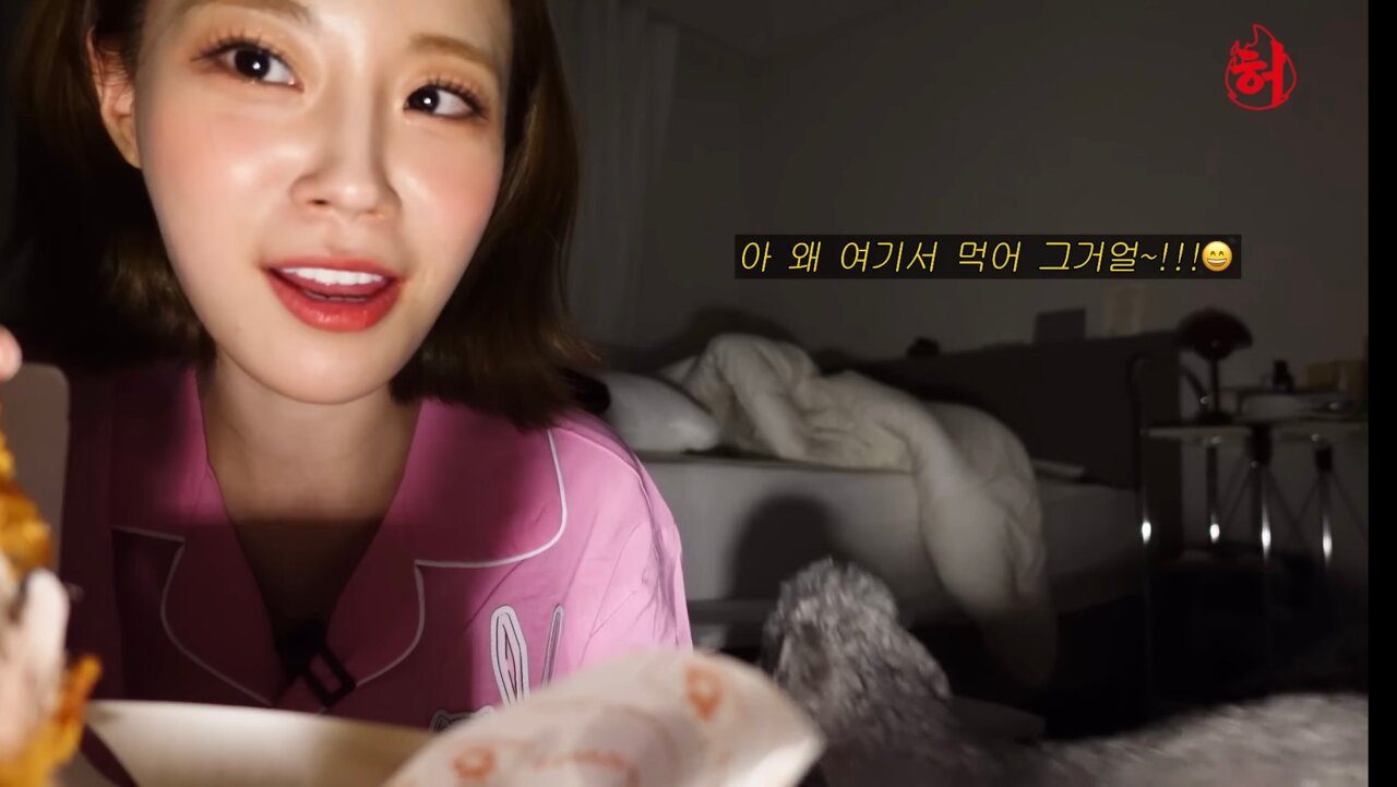 친언니 방에서 몰래 치킨 먹기 시도하는 허영지 | 인스티즈