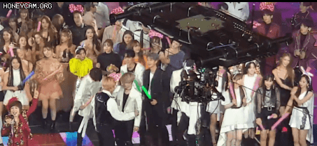 BTS 진, 연말 음악프로에서 동료 가수에게 다정하게 팔짱끼는 모습에 해외팬들 궁금증 폭발 | 인스티즈