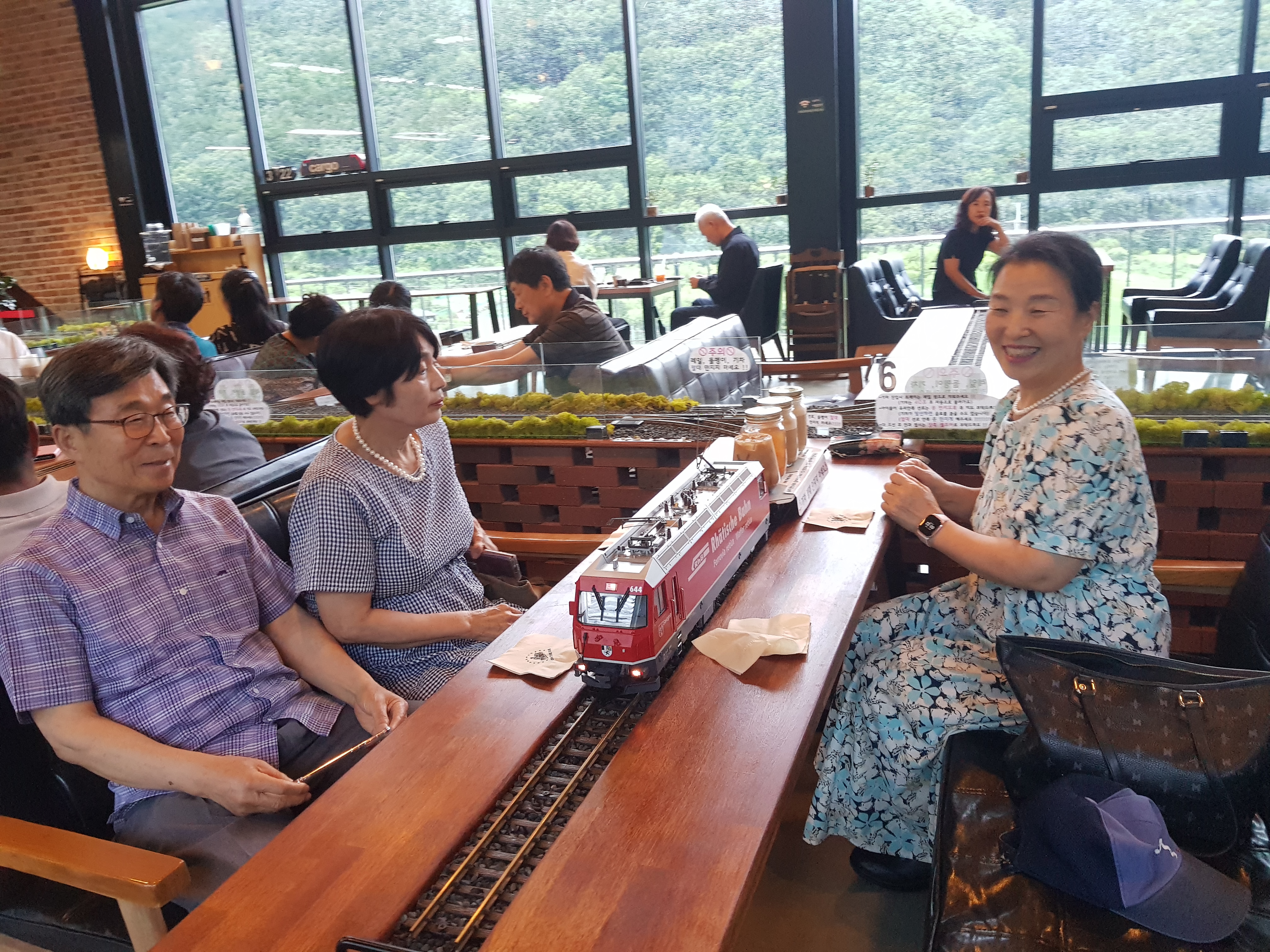 커피온더레일 이미지