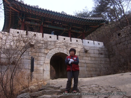 중성문 앞에서........