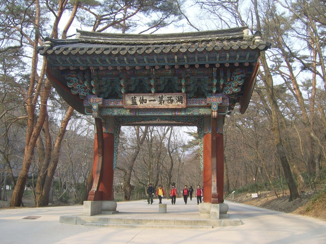일주문이 우리 일행을 반긴다