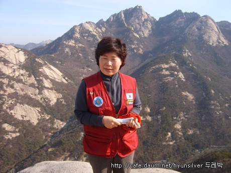 이제는 살아 나 저멀리 백운대를 배경으로...