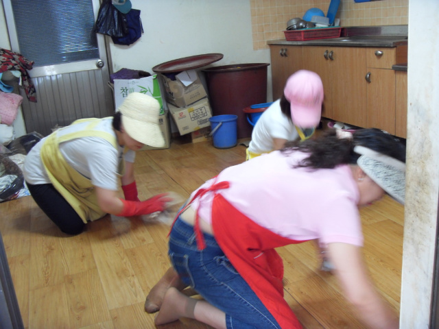 <방청소에 여념없는 자원봉사자님들..>