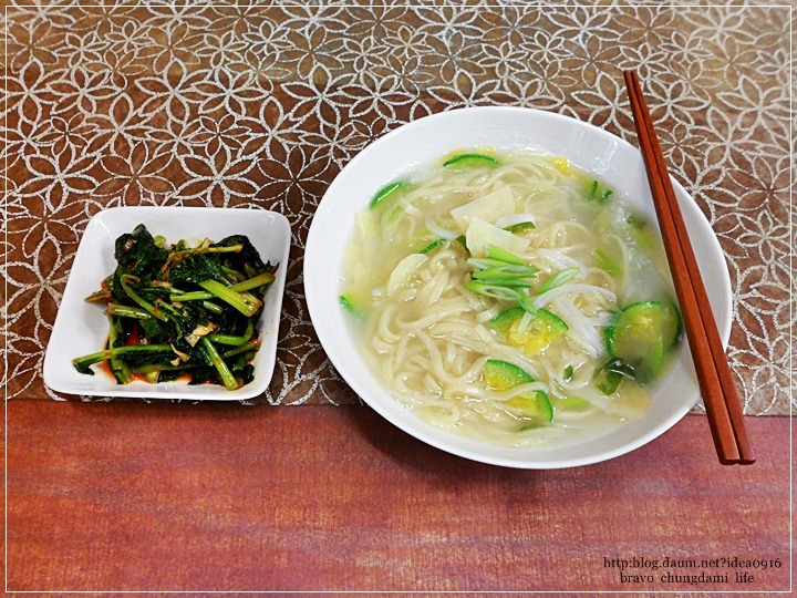 평범하지만 한그릇으론 부족한 호박 채소 <b>칼국수</b>