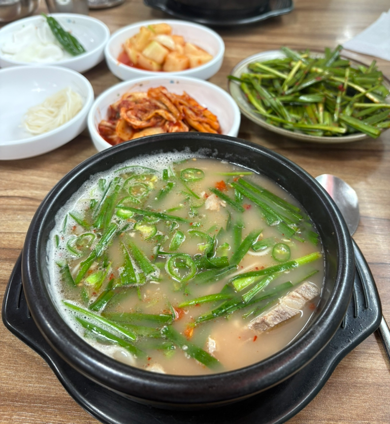 Hyeondaesindwaejigukbap (현대신돼지국밥) 1