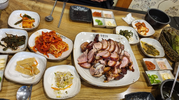 Manjokwangjokbalbossam (만족왕족발보쌈) 3