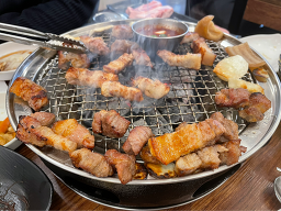 Sopumeundwaeji (소품은돼지) 1