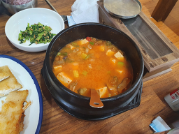 Hongsamsamgyetang (홍삼삼계탕) 2