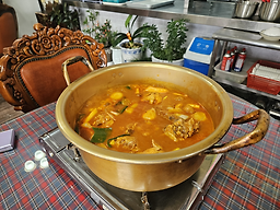 Mundonggeun hwanggeumotdak (문동근 황금옻닭) 1