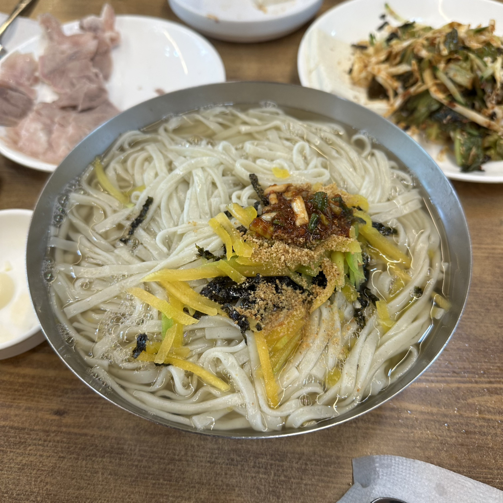Donggokyetnalsonkalguksu (동곡옛날손칼국수) 1