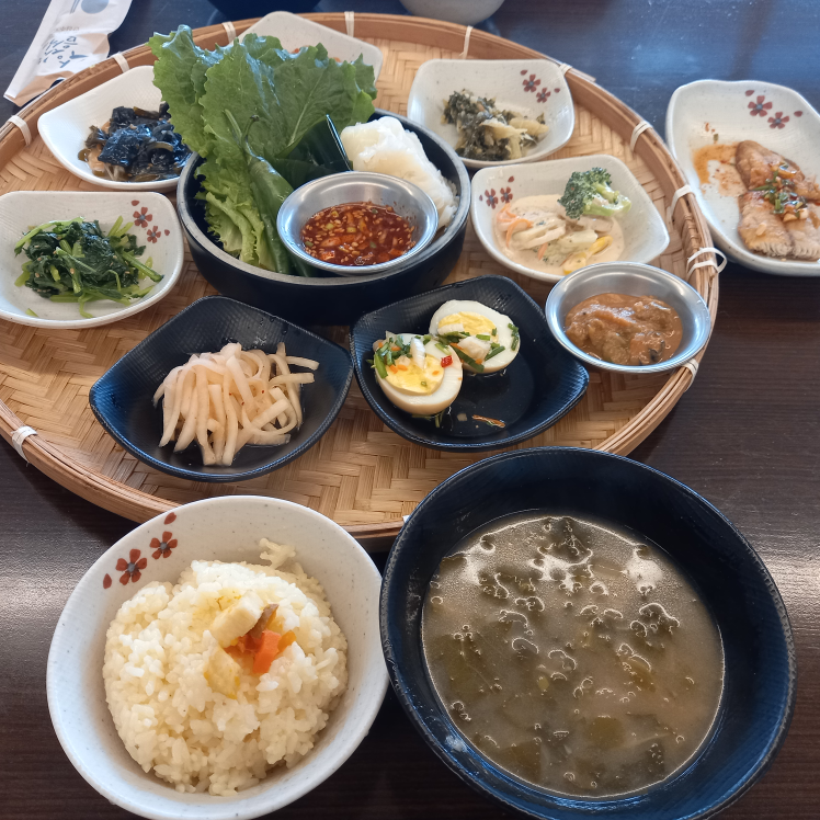 Kkonmaeul jayeonbapsang (꽃마을 자연밥상) 1