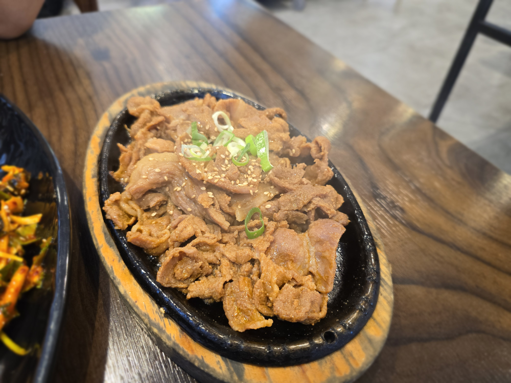 Welbinghwangto ureongissambap (웰빙황토 우렁이쌈밥) 1