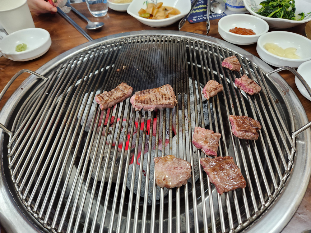 Imkkeokjeonghanumaeul (임꺽정한우마을) 1