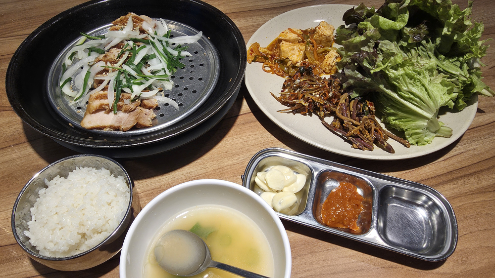 Joseonsiktak ojeongjokbal (조선식탁 오정족발) 2