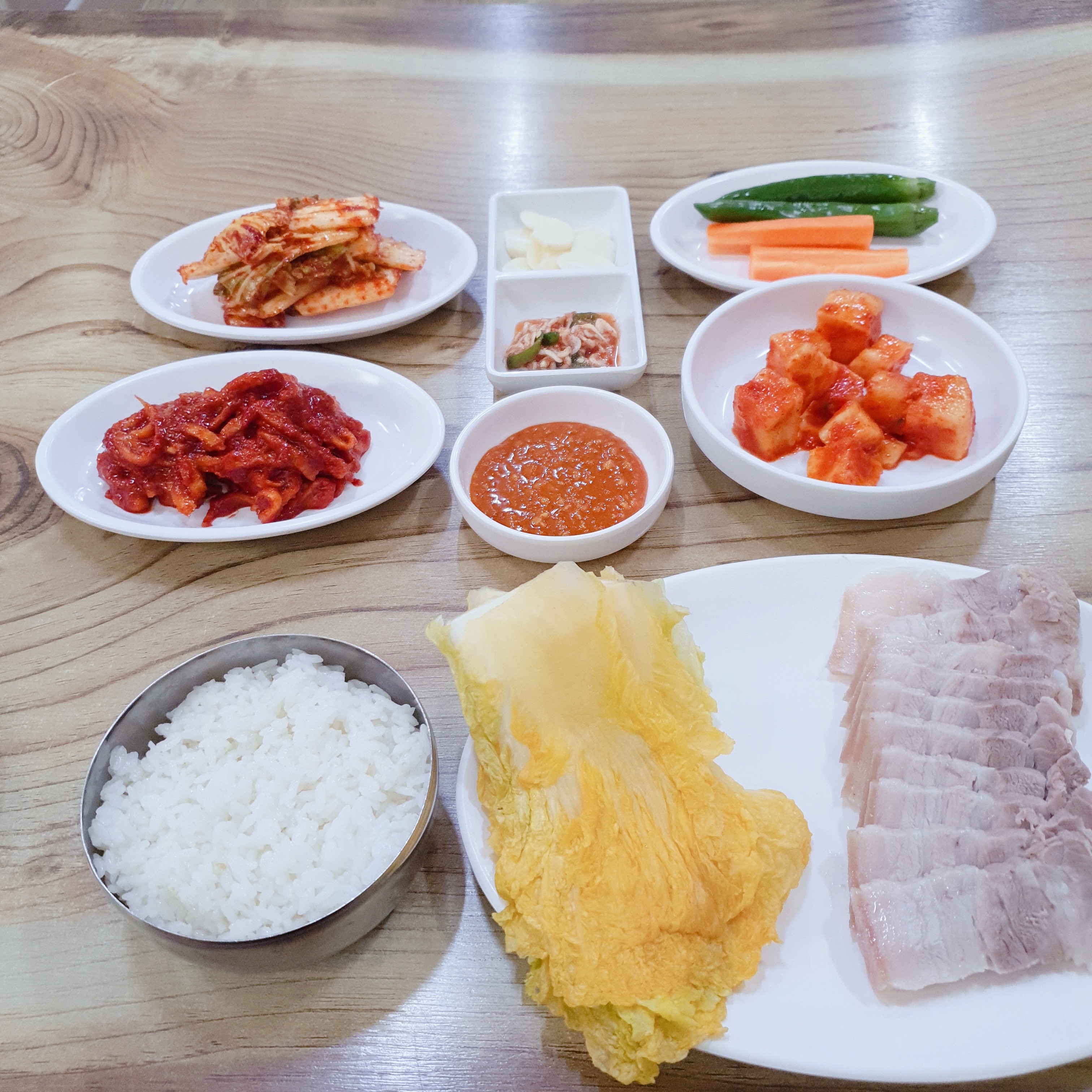 Samyonginegamjatangbossam (삼용이네감자탕보쌈) 2