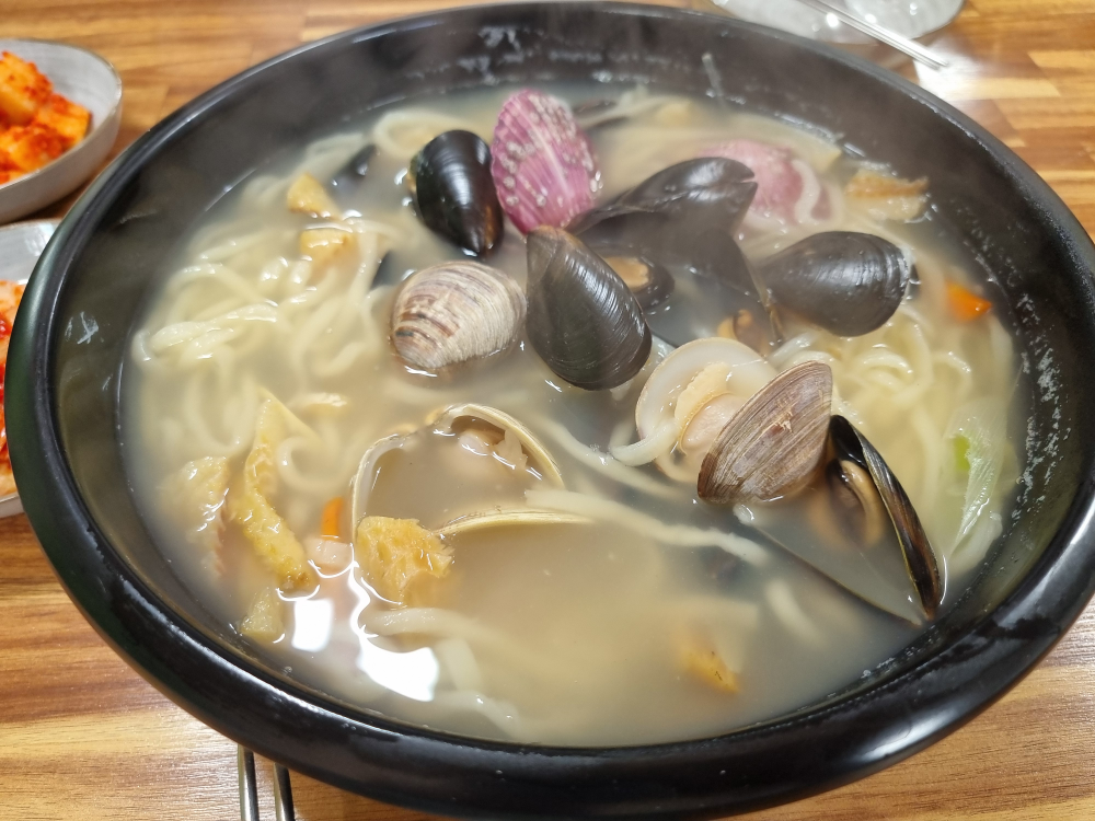 Hwanggojipkalguksu (황고집칼국수) 2