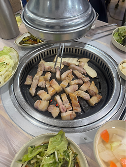 Heukdwaejiwanureongi (흑돼지와누렁이) 2