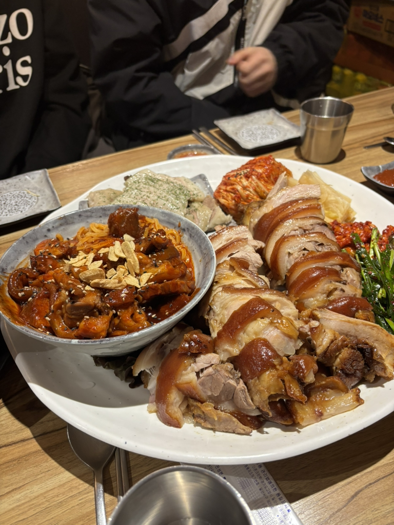 Sattojokbalbossam (사또족발보쌈) 2