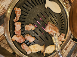 Deodoichuksanjikyeongjeom (더도이축산직영점) 1