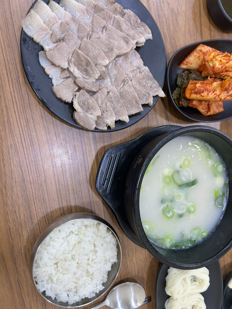 Hwangsibaekdwaejigukbap (황시백돼지국밥) 3