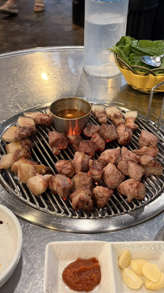 꽃돼지연탄구이 대표 사진