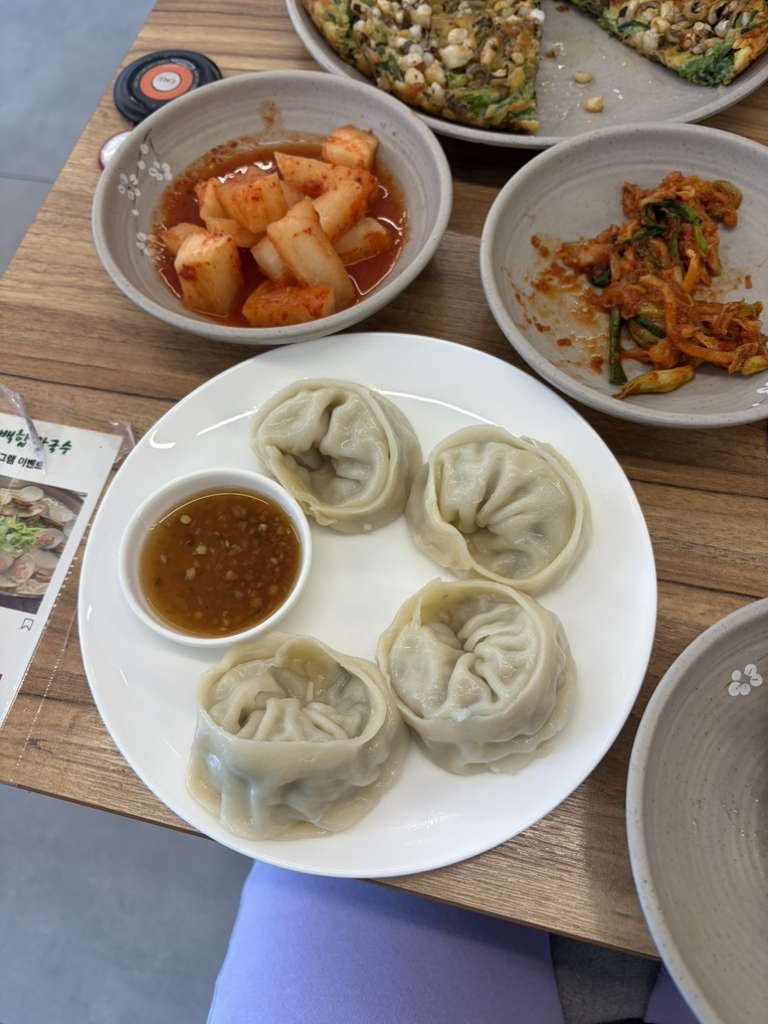 Dongtanbaekhapkalguksu (동탄백합칼국수) 1