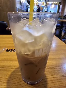 메가MGC커피 수원매탄초사거리점 사진 3