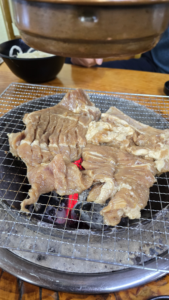 Memilmakguksuwa wanggalbi (메밀막국수와 왕갈비) 1