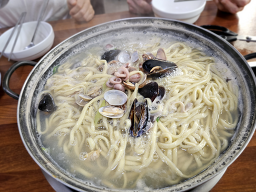 Satgatbongppongiphaemulkalguksu (삿갓봉뽕잎해물칼국수) 2