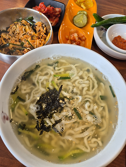 Neutinamukalguksu&donkkaseu (느티나무칼국수&돈까스) 3