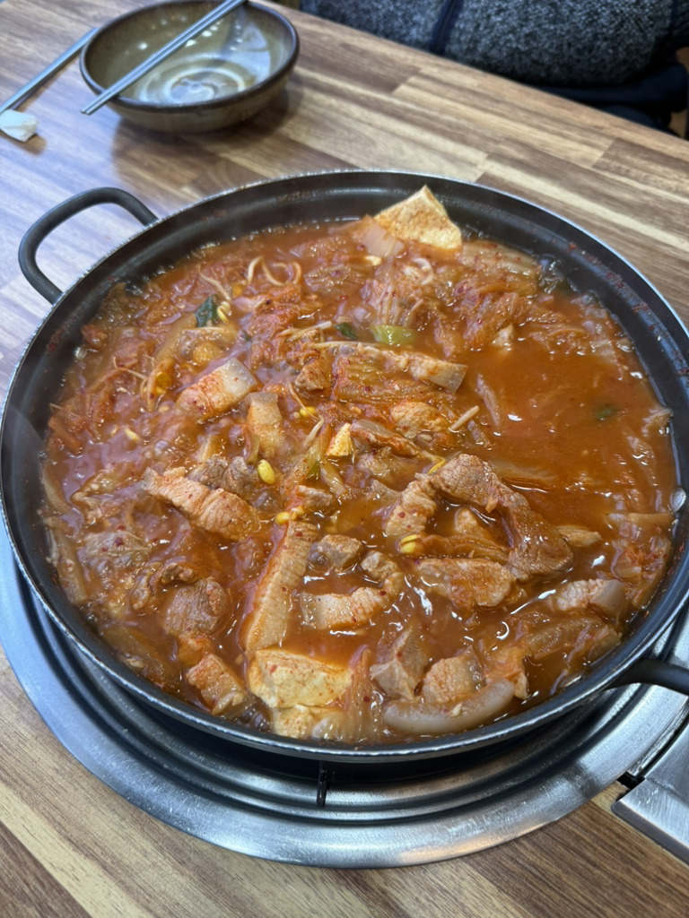 Cheongdamgimchijjigae baesanjeom (청담김치찌개 배산점) 1