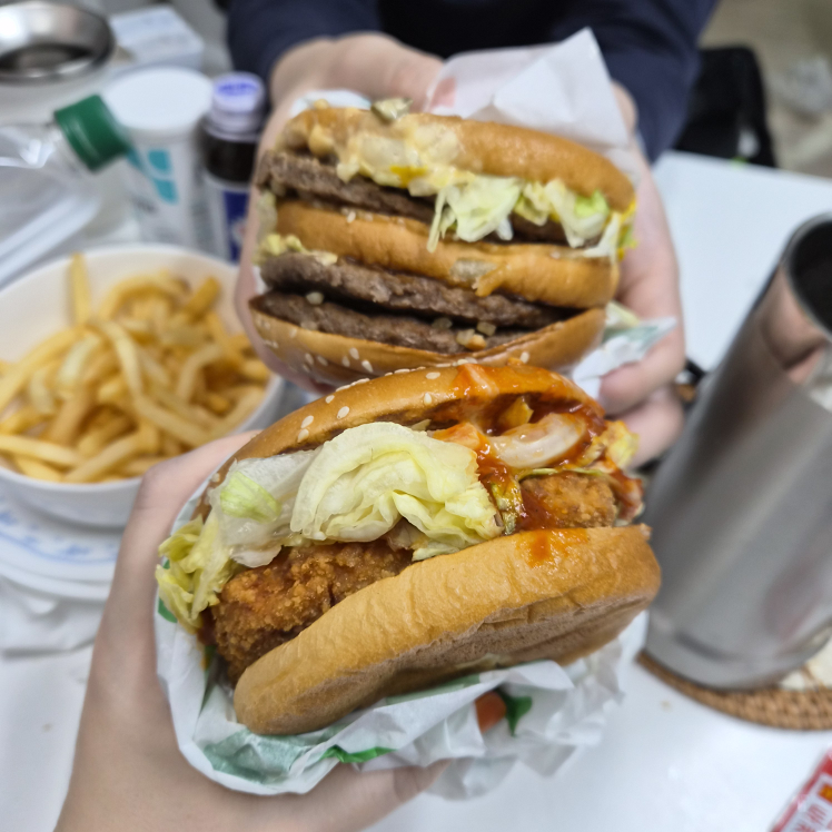 맥도날드 신사역점 사진 3