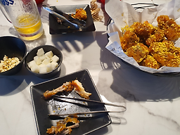 Gyochonchikinguuiyeokjeom (교촌치킨구의역점) 1