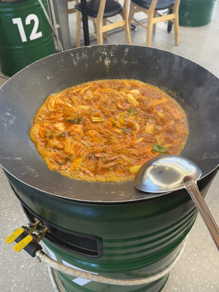 Tongkeunsotttukkeongdakbokeumtang (통큰솥뚜껑닭볶음탕) 1