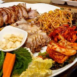 Honggajokbalbossamgukbap (홍가족발보쌈국밥) 1