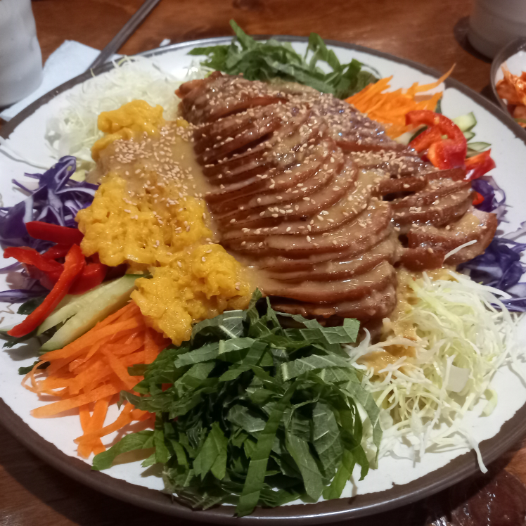 Gajangmatinneunjokbal (가장맛있는족발) 1