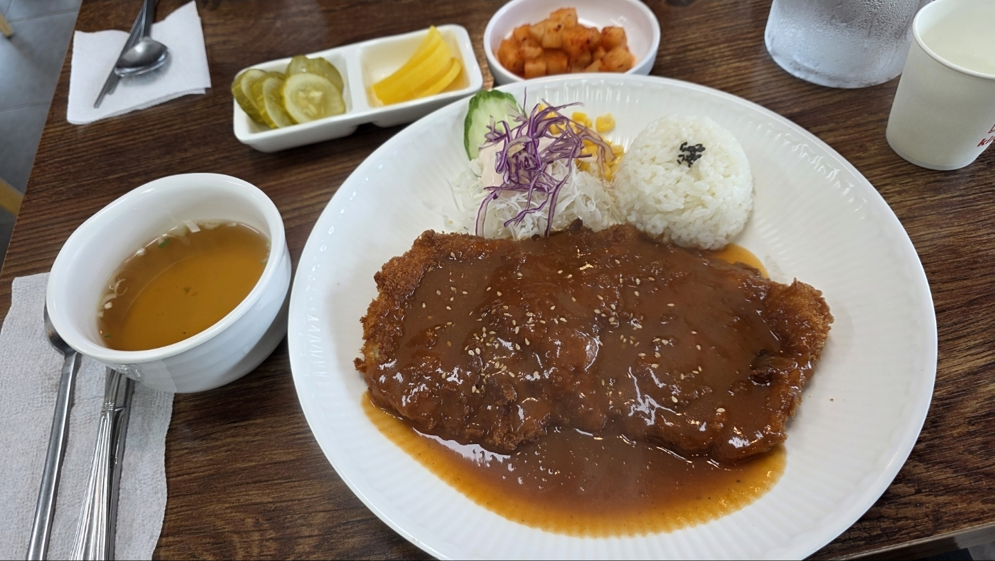 Daritgansujedonkkaseu (다릿간수제돈까스) 2