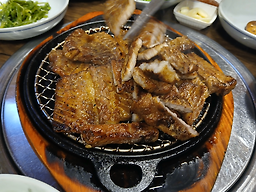 Gogigupneun maeul (고기굽는 마을) 2