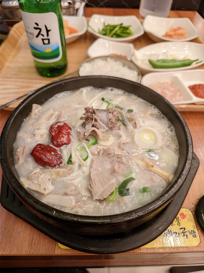 Ilpumdwaejigukbap (일품돼지국밥) 2